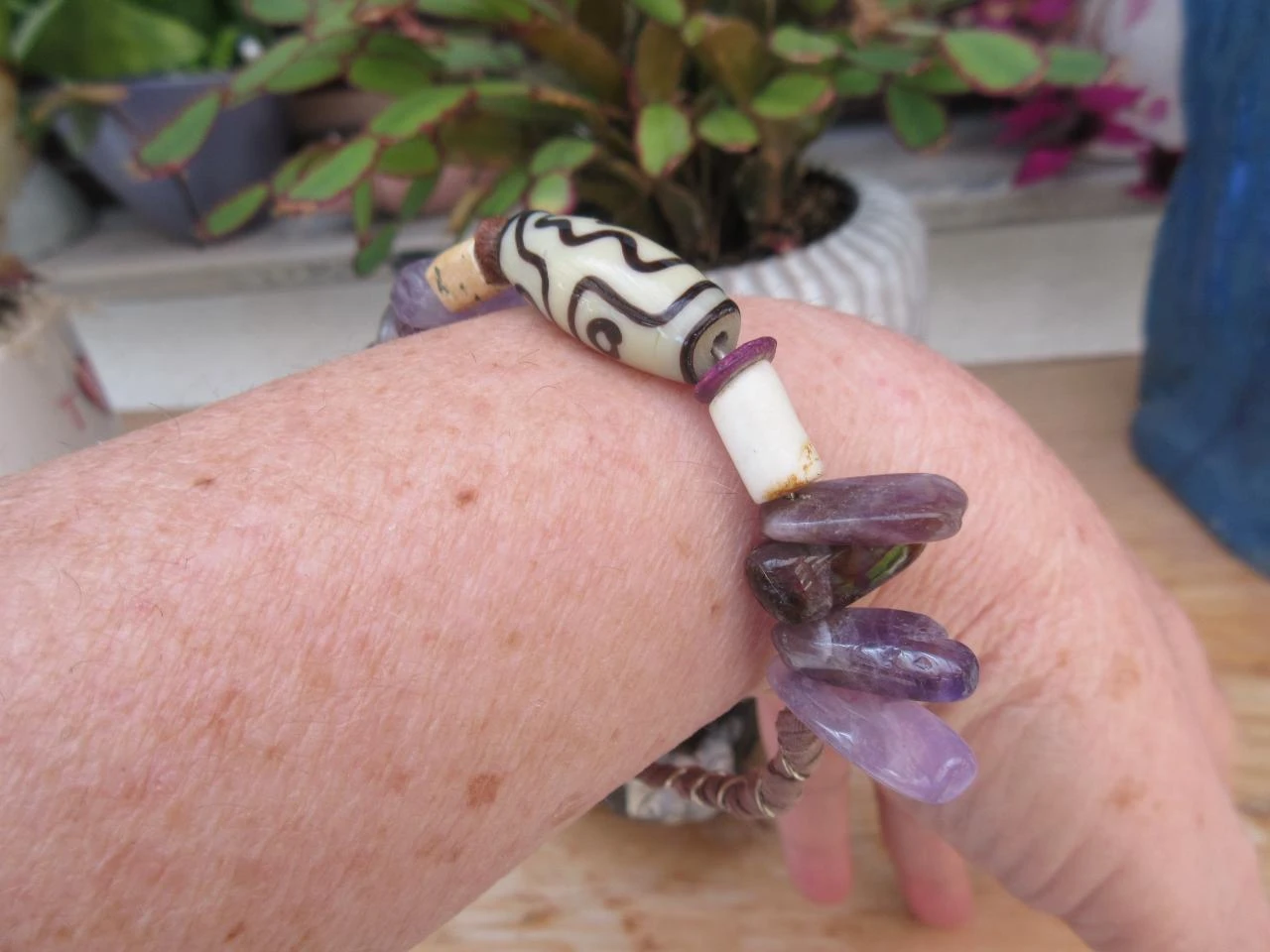 Bohemien tribale semi-rigide armband met DZI parel en amethist buisjesparels – photo 9